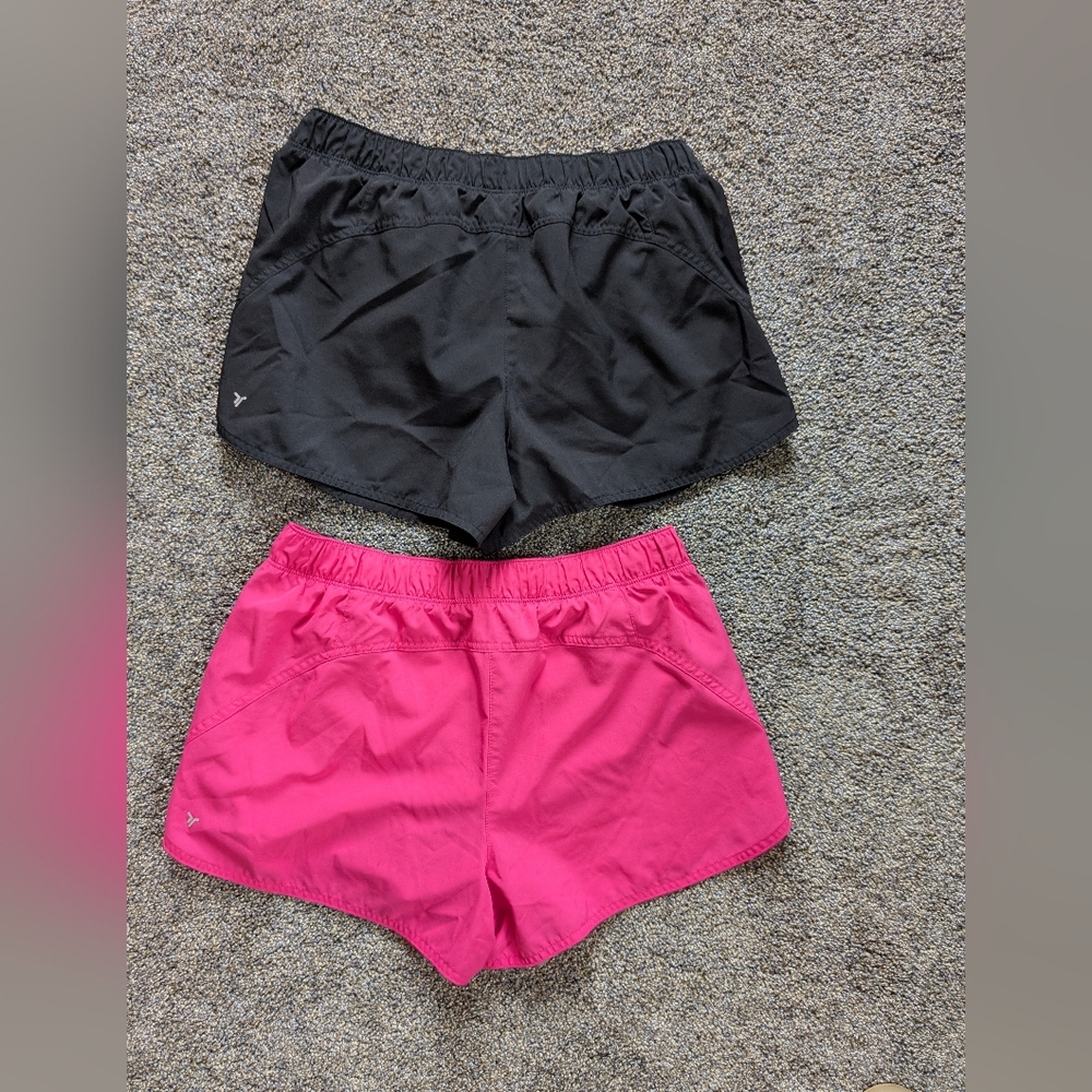 Old Navy Mid-Rise Stretch Tech Dolphin Hem Run Shorts 3" - Picture 2 of 4